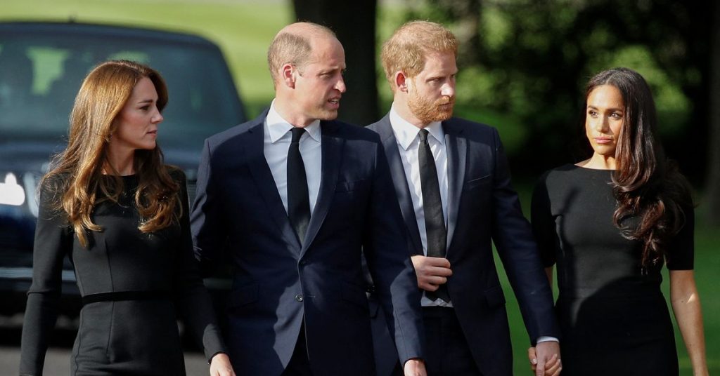 Prens William ve Harry, Catherine ve Meghan ile yas tutanları selamladı