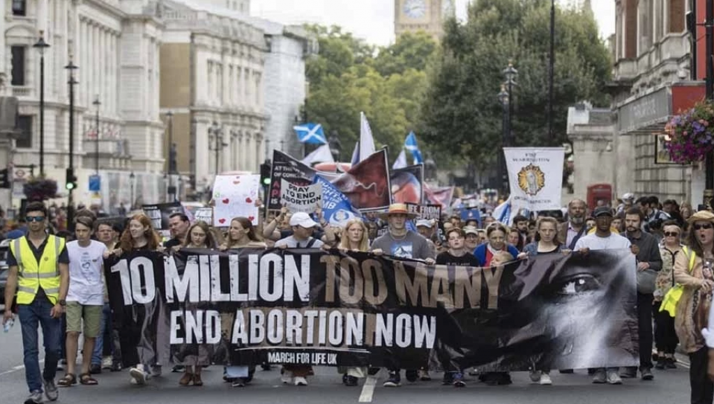 İngiltere’de kürtaj karşıtları ve yanlıları gösteri düzenledi