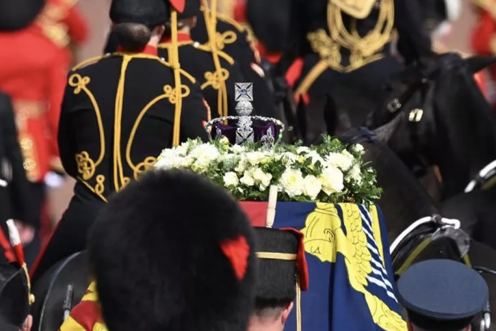 Kraliçe 2. Elizabeth’in torunları cenaze başında nöbet tuttu