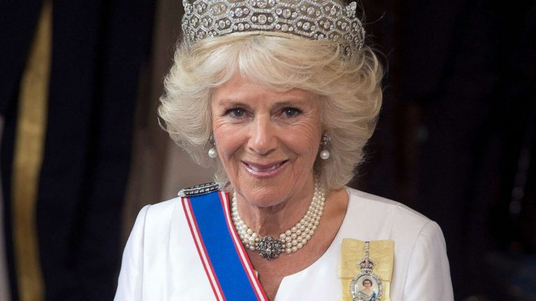 Konsort Kraliçesi Camilla, asırlık bir geleneğe son verdi