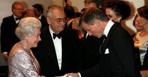 Daniel Craig eski rol arkadaşı Kraliçe’ye saygılarını sundu
