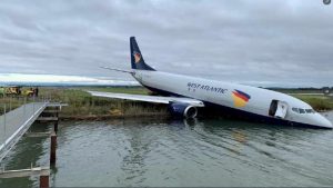 Fransa’da pistten çıkan uçak gölete girdi