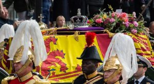 İngiltere Kraliçesi 2. Elizabeth’in cenazesi St. George Şapeli’nde defnedildi