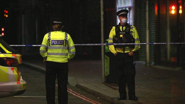 Londra’nın merkezinde iki polis memuru bıçaklandı
