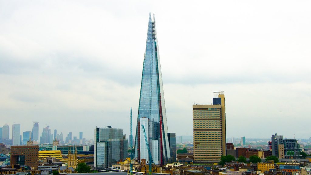 İngiltere’nin en yüksek binasına tırmanan kişi zirveye ulaştı, gözaltına alındı