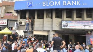 Lübnan’da paralarını çekemeyen mudilerden bir günde ikinci defa banka baskını