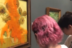 Petrol protestocuları Van Gogh’un Ayçiçekleri tablosuna çorba attı