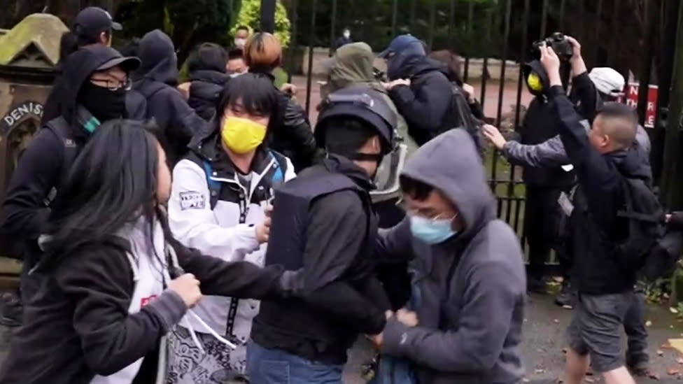 Hong Konglu protestocu M﻿anchester’daki Çin Konsolosluğu’nda dövüldü