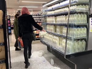 İngiltere’de protestocular market ve mağazalara girerek sütleri yere döktüler