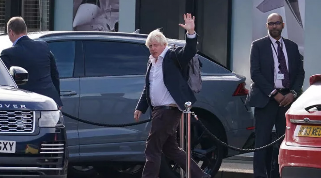 Boris Johnson tatilini yarıda kesip İngiltere’ye döndü