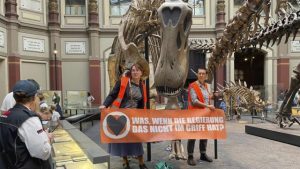 İklim aktivistlerinden dinozor sergisinde eylem