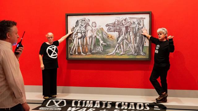 İki iklim aktivisti ellerini Picasso tablosuna yapıştırdı
