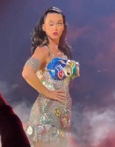 Şarkıcı Katy Perry, poz verirken gözünü kontrol edemedi