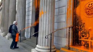 Çevreci grup Just Stop Oil, bu sefer İngiltere İçişleri Bakanlığı’nı turuncuya boyadı