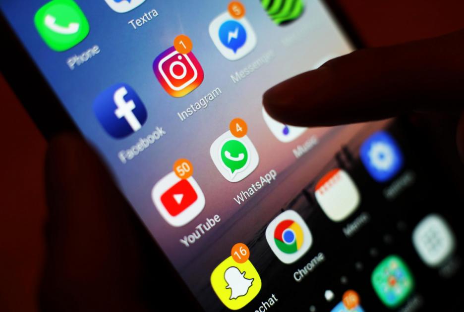 Eski Met memuru ırkçı WhatsApp sohbeti nedeniyle askıya alındı