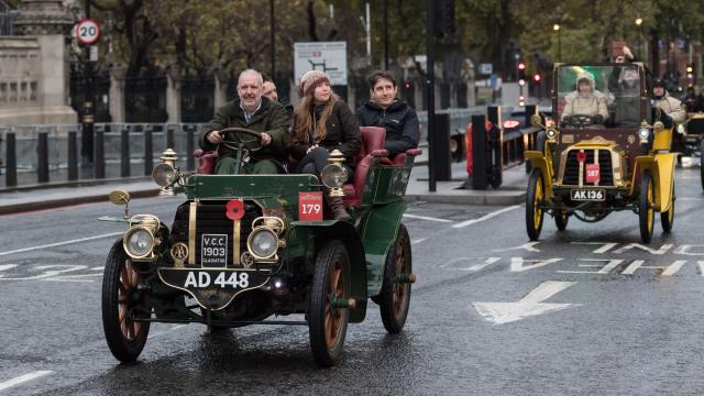İngiltere’nin başkenti Londra’da antika otomobiller yarıştı