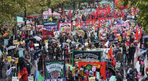 İngiltere’de hayat pahalılığı ve kemer sıkma politikaları protesto edildi