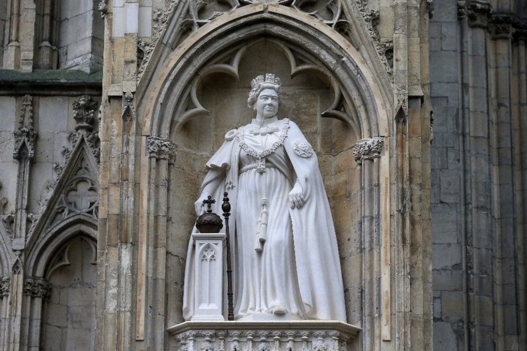 Ölümünün ardından Kraliçe Elizabeth’in ilk heykeli gösterildi