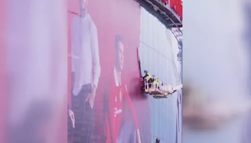 Ronaldo’nun afişi Old Trafford’dan kaldırıldı