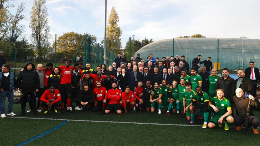 KKTC Cumhurbaşkanı Tatar, İngiltere Türk Toplumu Futbol Federasyonu Ligi futbolcularıyla buluştu