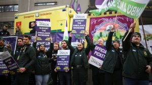 İngiltere’de ambulans çalışanlarıda grev dedi