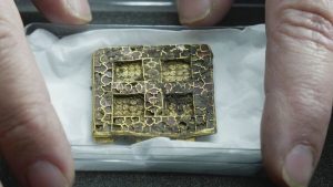 İngiltere’de arkeologlar kazılarda 1,300 yılık altın kolye buldu