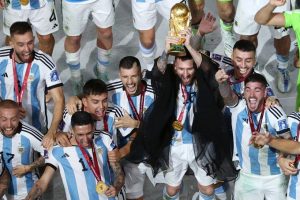 Katar Emiri’nin Messi’ye giydirdiği kıyafetin anlamı ortaya çıktı