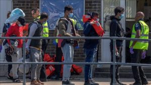 İngiltere’de yüzlerce düzensiz göçmen, göçmen merkezlerinde yasa dışı alıkonuldu