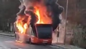 İngiltere’de yolcu otobüsü alev alev yandı