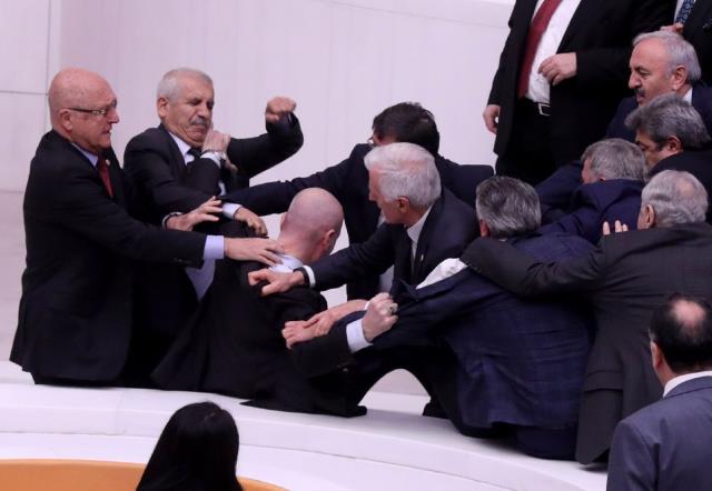 TBMM Genel Kurulu’nda İyi Parti ve AKP milletvekilleri arasında yumruklu kavga çıktı. : Yoğun bakıma kaldırılan İyi Partili Örs’ün hayati tehlikesi bulunuyor