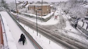 İngiltere’de yoğun kar yağışı ulaşımı aksattı