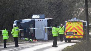 İngiltere’de çift katlı otobüs devrildi