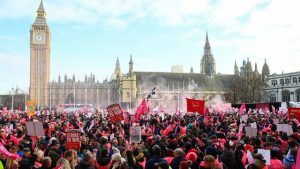 Londra’da yüzlerce kişi hükümetin sağlık politikasını protesto etmek için toplandı