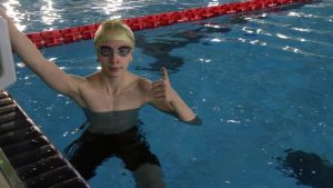 Görme engelli yüzücü İngiltere’de kota alıp olimpiyatlara katılmak istiyor