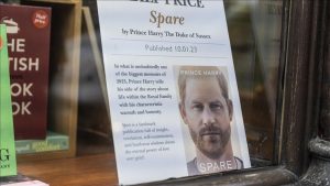 Prens Harry’nin ‘anı’ kitabı ilk gün 1.4 milyon sattı