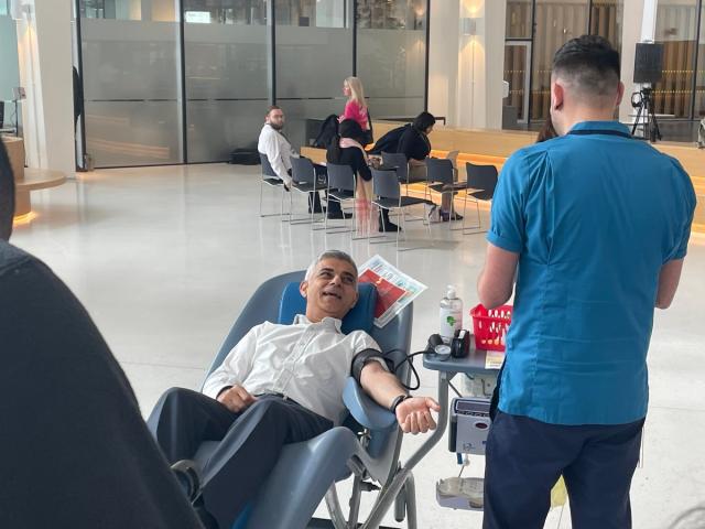 Londra belediye başkanı insanları kan vermeye ve hayat kurtarmaya çağırdı