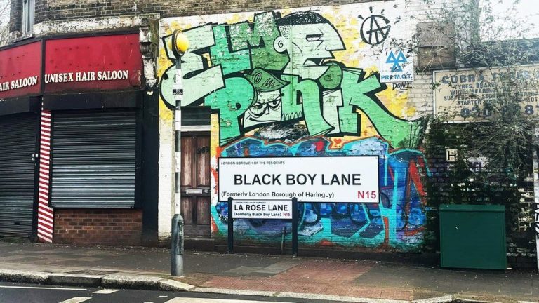 Yeni La Rose Lane tabelasının arkasına Black Boy Lane posteri yerleştirildi