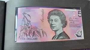 Avustralya, 5 dolarlık banknotlarından Kraliçe 2. Elizabeth’in resminin kaldırıyor