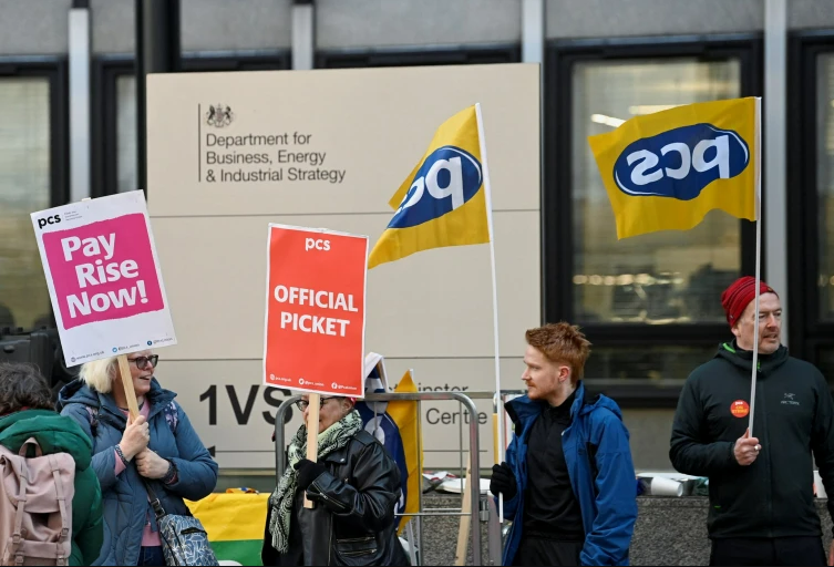 İngiltere’de dev grev: Yaklaşık 500 bin kişi iş bıraktı