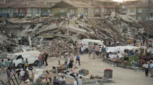 İngiltere’de yaşayan Türkler, depremzedeler için 10 ton yardım