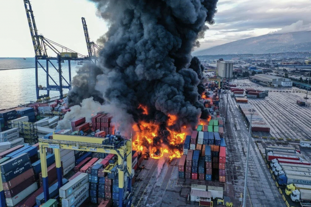 Deprem sonrası İskenderun Limanı’ndaki çıkan yangın devam ediyor