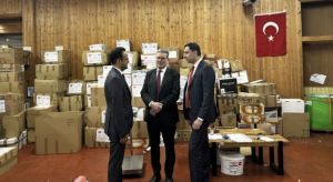 İngiltere İşçi Partisi lideri Starmer’den depremzedelere yardım merkezine ziyaret
