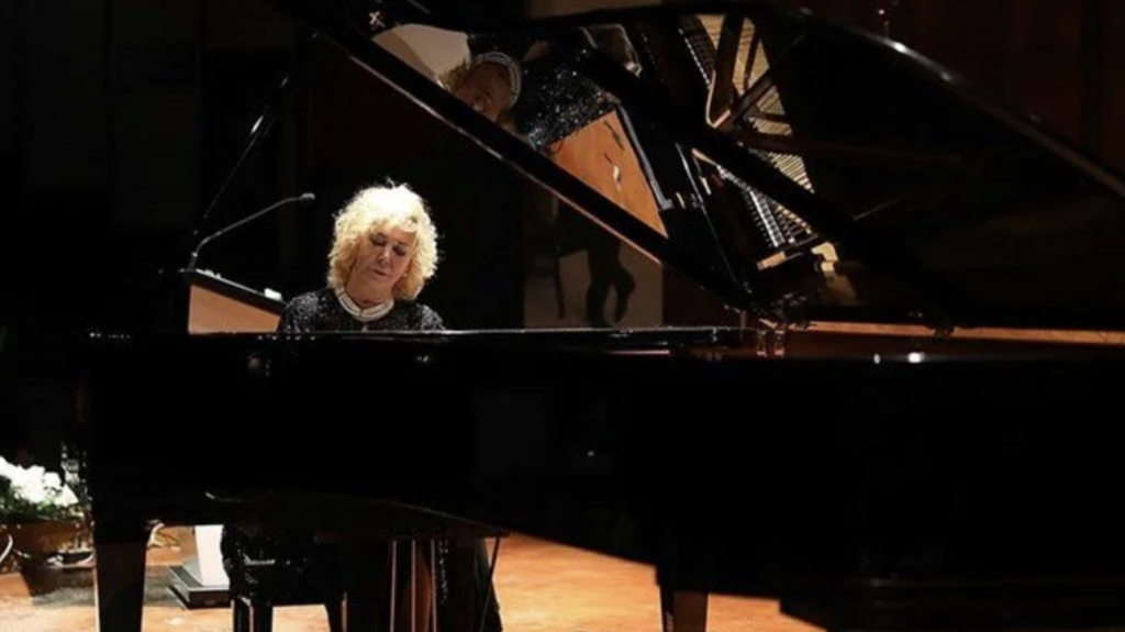 Pianist Gülsin Onay performance recital for earthquake victims