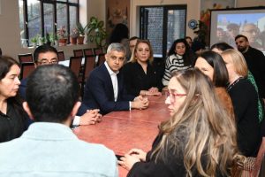 Khan, Kuzey Londra’daki Türkçe konuşan kuruluşları ziyaret etti