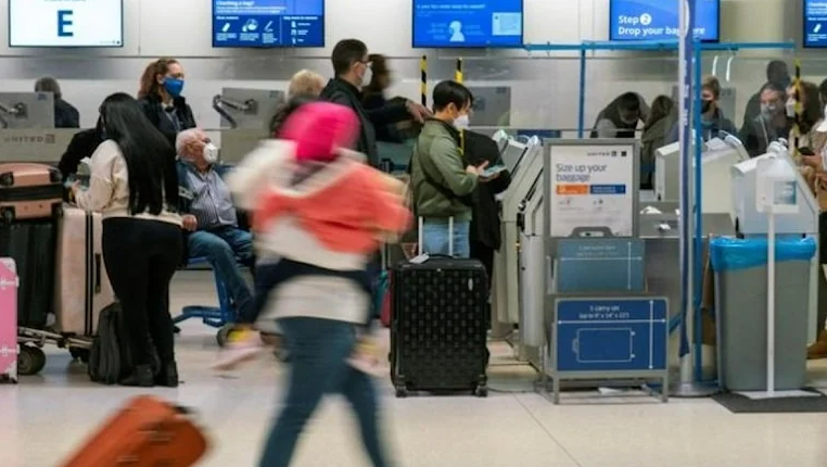 Uçağa alınmayan bebeklerini havalimanında terk ettiler