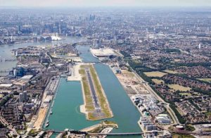 London City Havaalanı: Hafta sonu uçuşlarına Londra belediye başkanı ofisi karşı