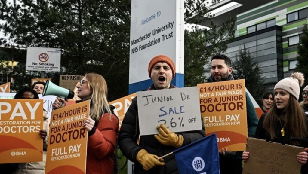 Baristalar’dan daha düşük ücret alan doktorlar İngiltere’de protesto yaptı