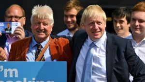 Babasının şövalye olmasını isteyen Boris Johnson, İngiltere’yi karıştırdı