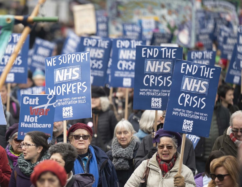 İngiltere’de greve giden sağlık çalışanları dayanışma yürüyüşü düzenledi