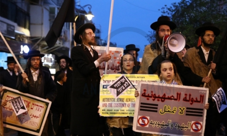 Londra’da İsrail karşıtı Yahudiler, Netanyahu’nun İngiltere’ye yapacağı ziyareti protesto etti